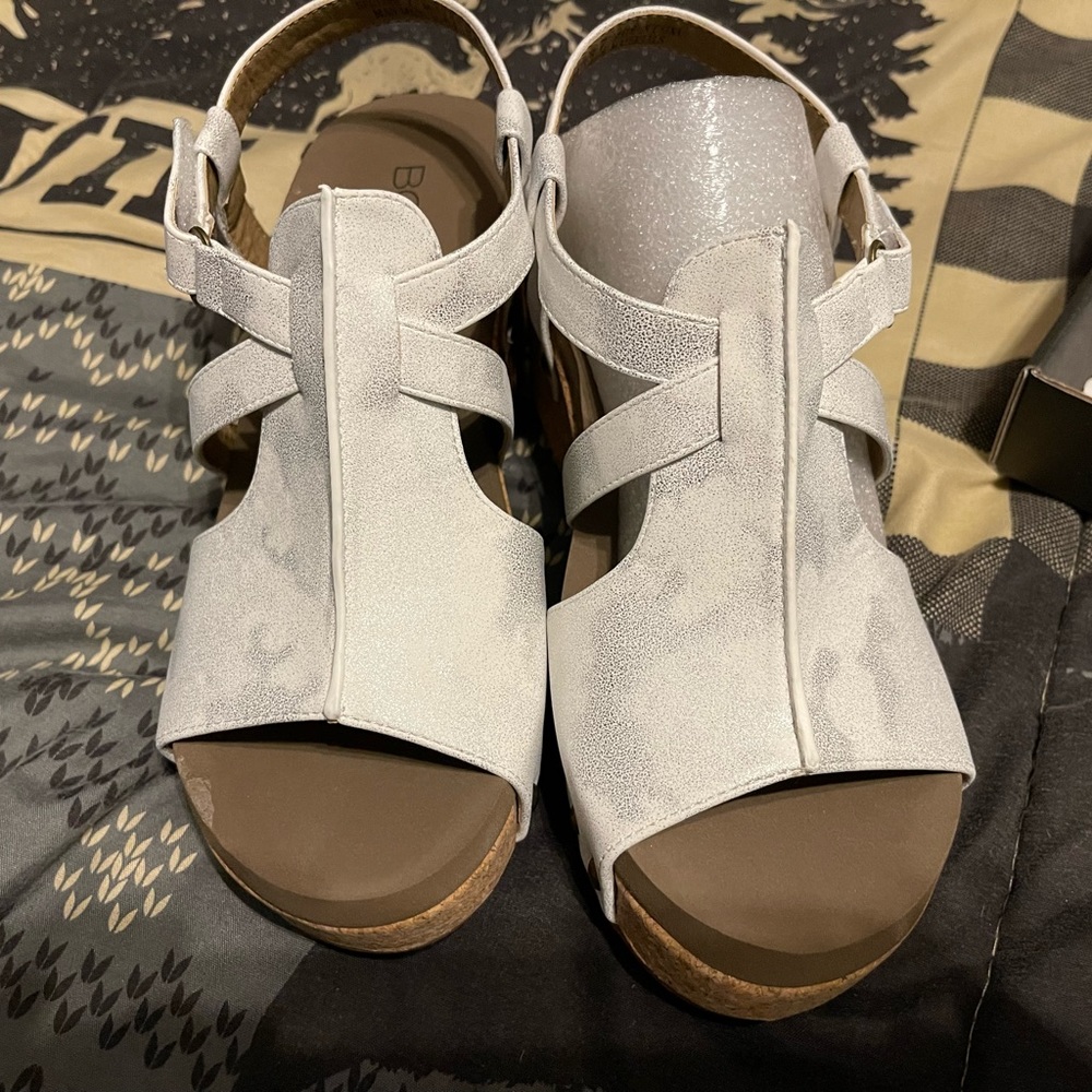 White metallic sandals size 7